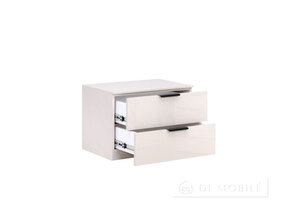 Masa de lângă pat a lui Lori 2.