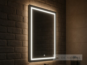 Oglinda este dreptunghiulară verticală cu iluminare față